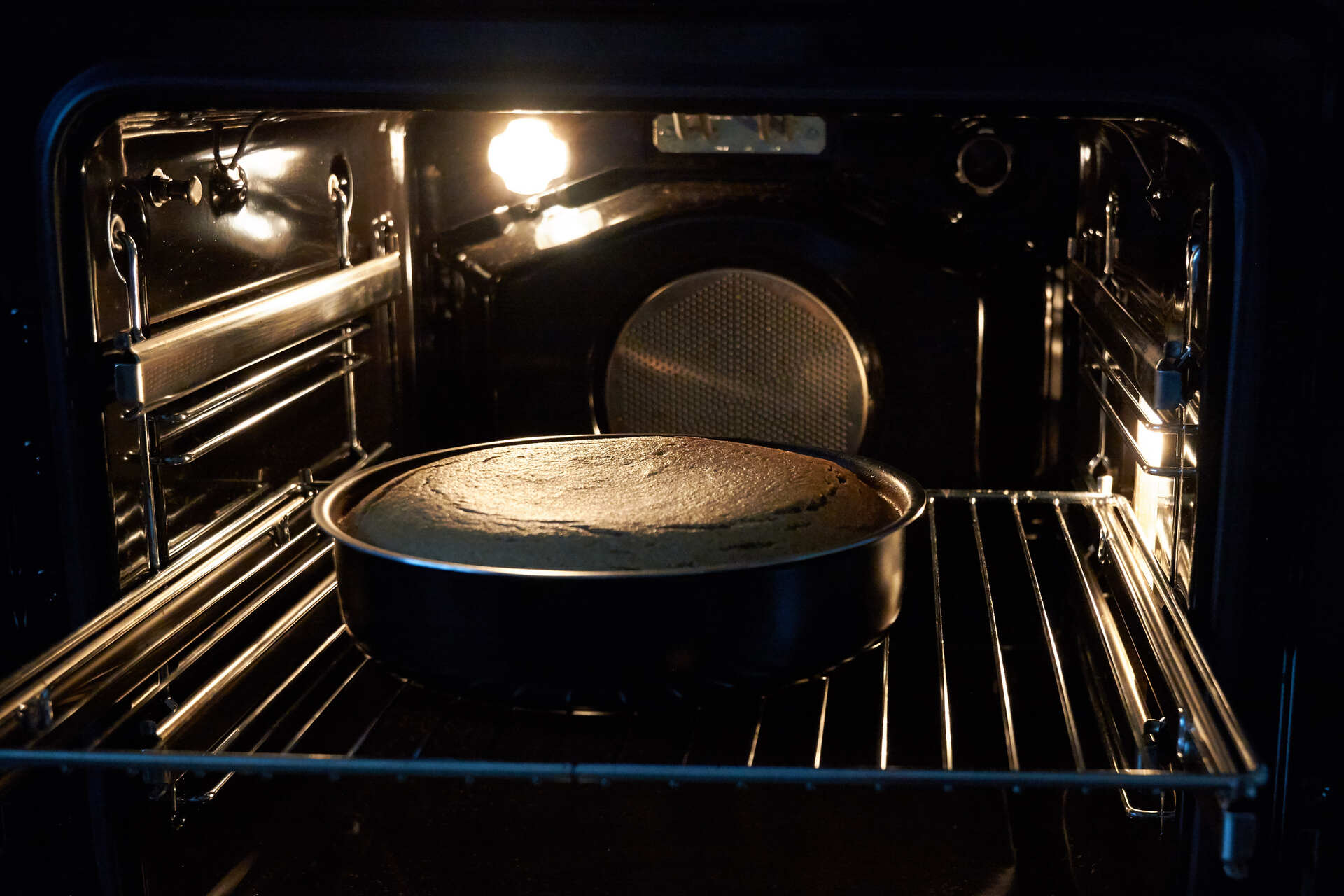 In questa immagine è visibile un forno in cui si sta cuocendo una torta